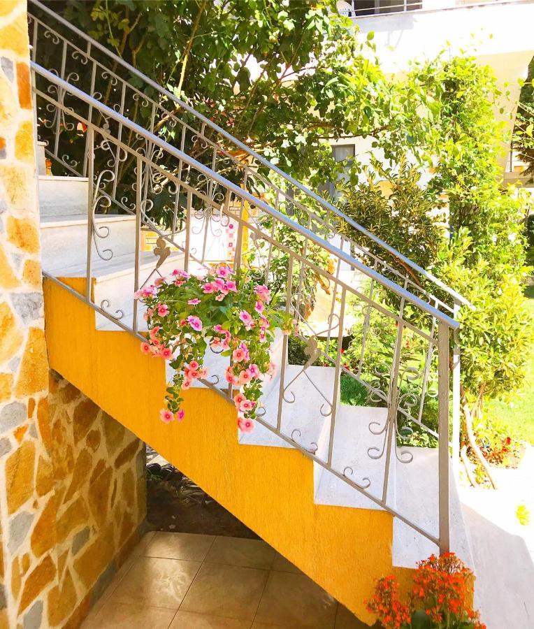 Vila Aliaj Luxury Apartment With 2 Rooms With Private Wonderful Terrace Durres Exterior photo