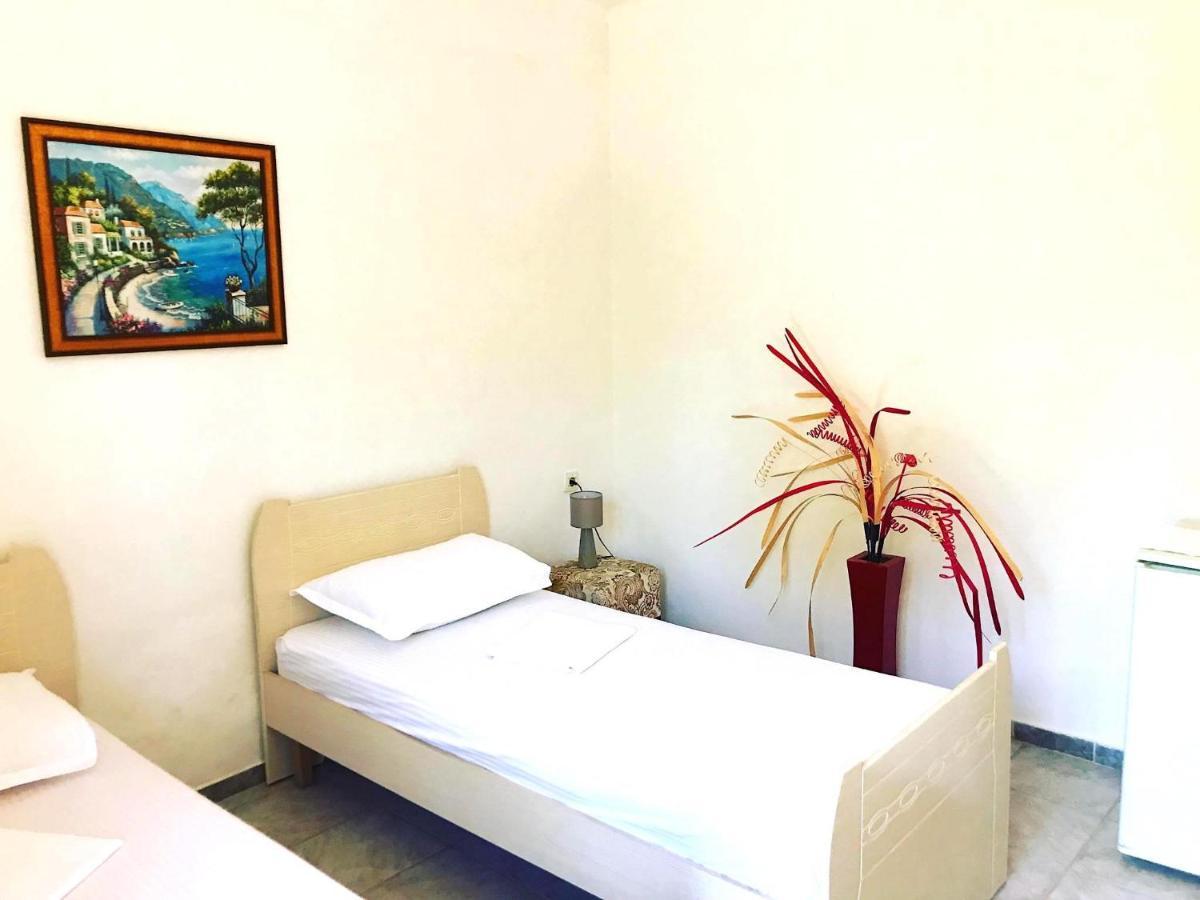 Vila Aliaj Luxury Apartment With 2 Rooms With Private Wonderful Terrace Durres Exterior photo